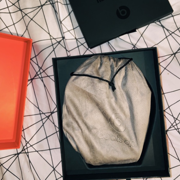 White solo beats - Picture 3 of 4